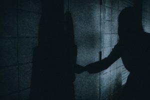 「玄関の鍵が開いている?」そう思ったときに試しておきたいこと